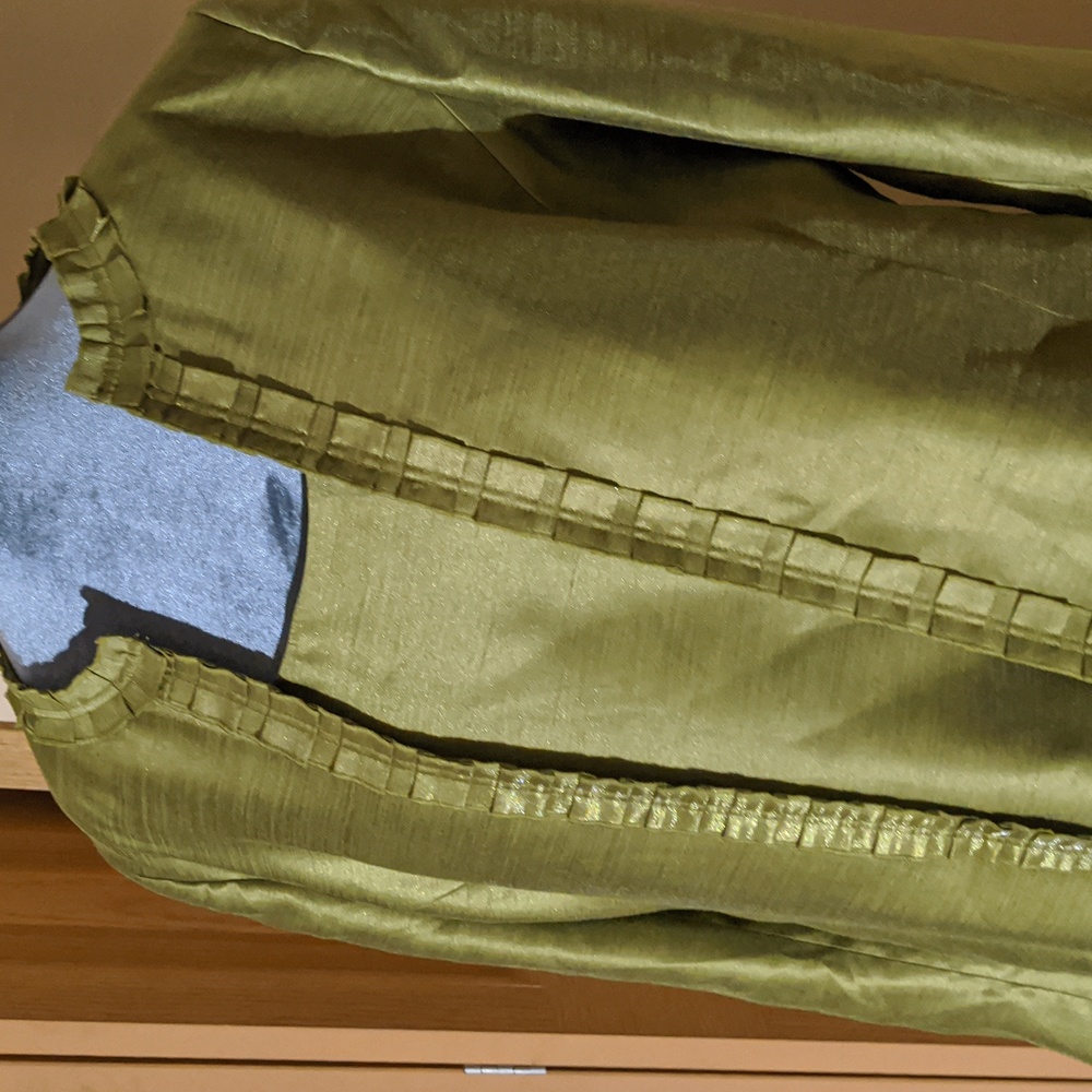 Vibrant three-piece Kasper suit in green - Picture 2 of 4